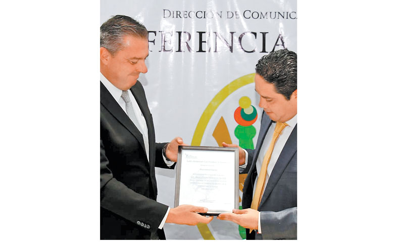 El alcalde Evodio Velázquez recibe el documento. (Especial)