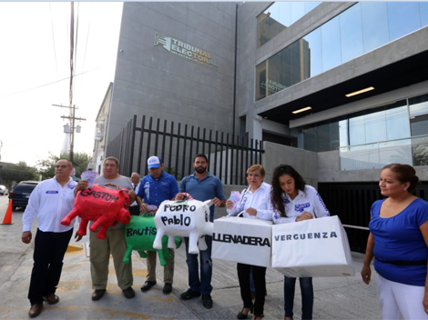 Las alcancías en forma de cerdos estaban identificadas con el nombre de los magistrados Gastón Julián Enríquez y Jesús Eduardo Bautista. (Foto: Leonel