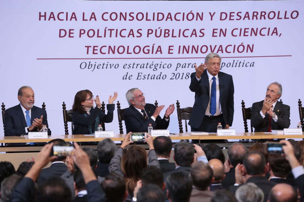 AMLO se reúne con académicos y empresarios como Carlos Slim en el Palacio de Minería. (Jesús Quintanar)