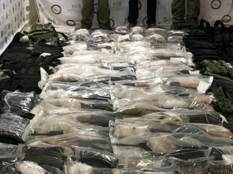En el camión, las autoridades aseguraron 50 armas largas AK-47 conocidas como cuerno de chivo. (Foto: Especial)