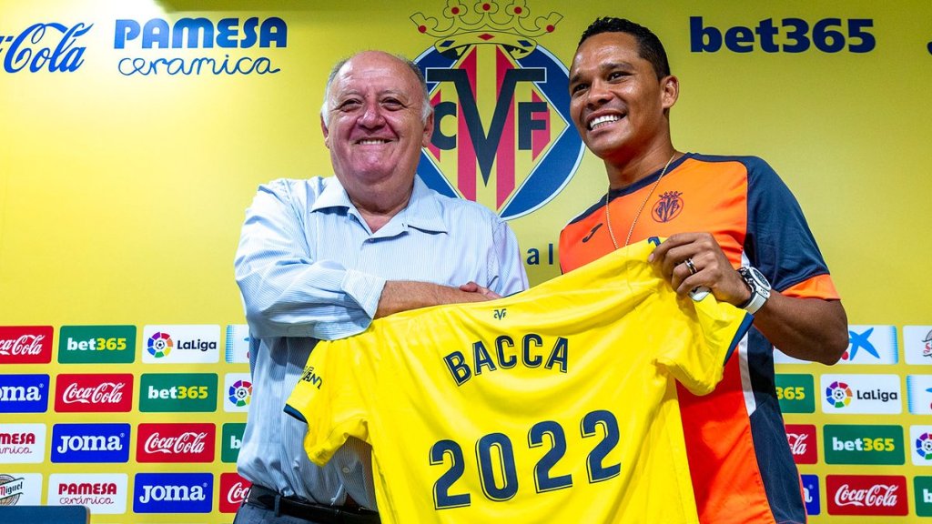 Carlos Bacca posando con la camiseta del Villarreal. (@VillarrealCF)