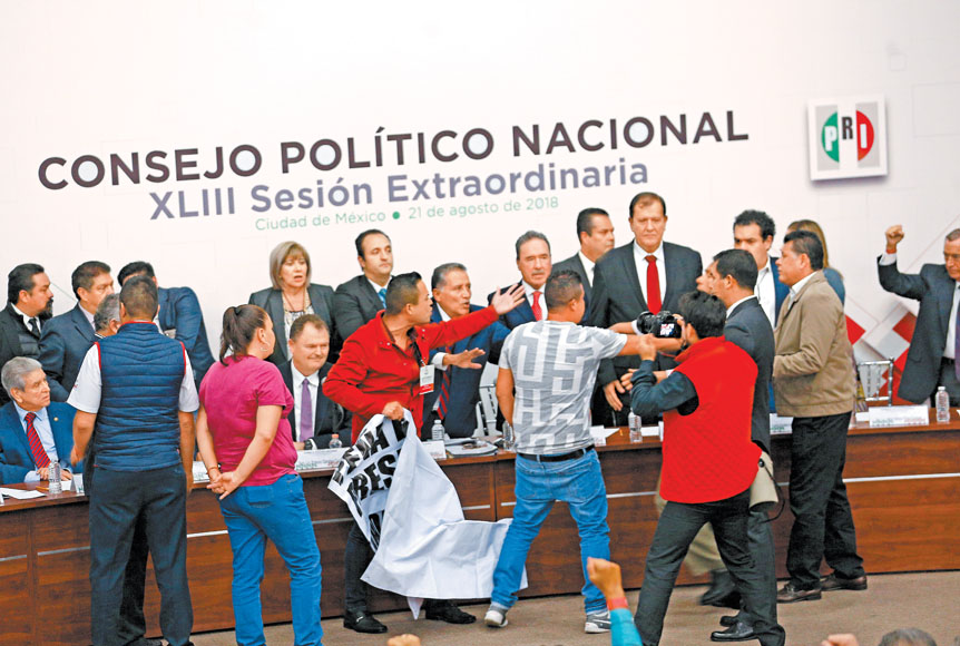 Christian Vargas, conocido como el ‘dipuhooligan’, subió con una manta y exigió a Peña liberar al partido.  (Héctor Téllez)