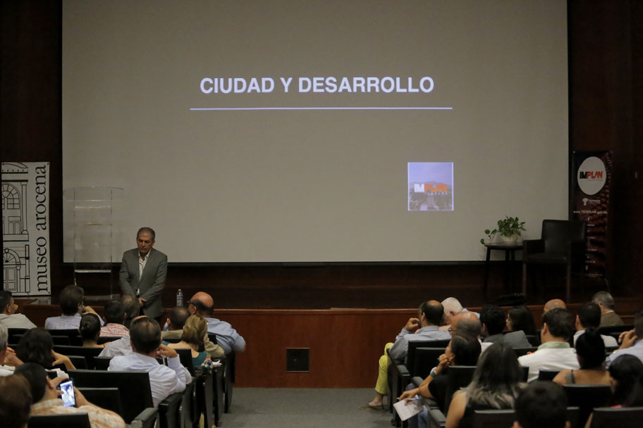 El conferencista se enfocó en el proyecto que se diseñó para mejorar la calidad de vida de los habitantes de Nuevo León. (Saúl González)