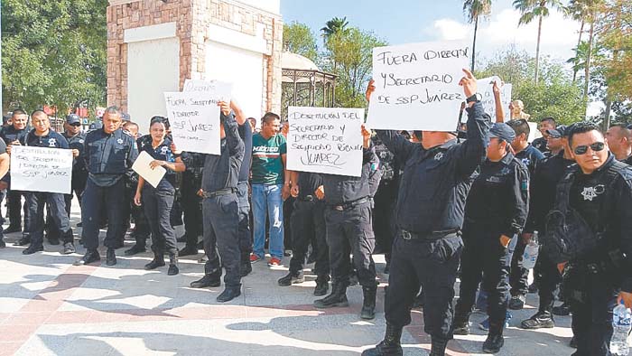 Los elementos policiacos extendieron la protesta hasta la Presidencia Municipal.