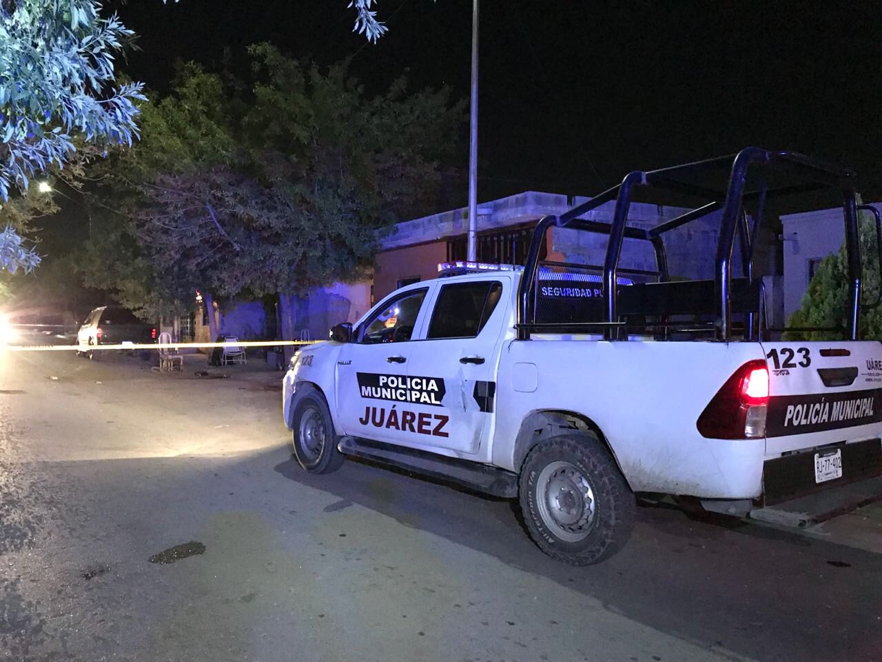 Al lugar llegaron elementos de la Policía de Juárez, AEI y Semefo. (Foto: Yadith Valdez)
