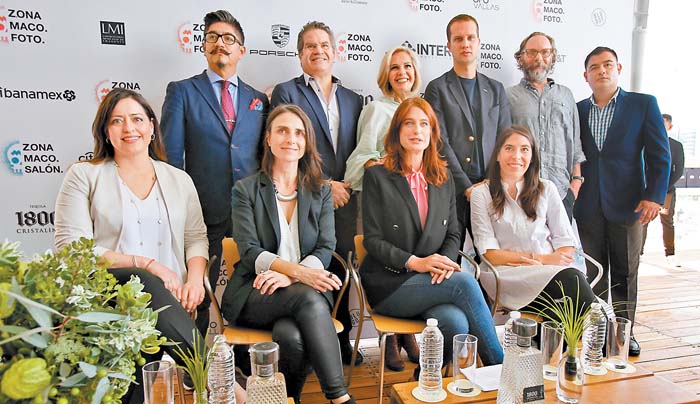 Organizadores y participantes del foro que presenta lo mismo piezas de anticuario que muebles de vanguardia, artesanías y video.