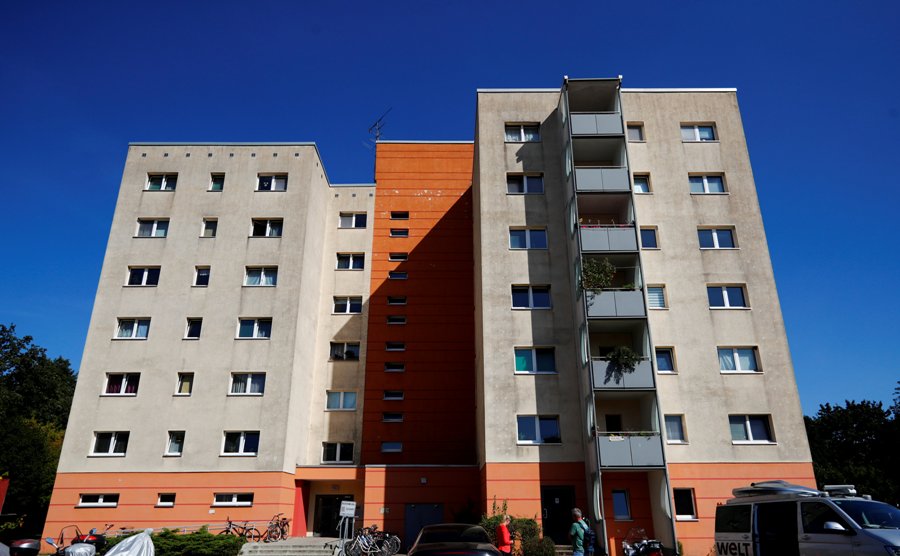La policía encontró varias armas y material explosivo en el departamento del sospechoso. (Reuters)