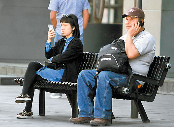 Cada vez más mexicanos tienen un teléfono celular. (Jorge Carballo)