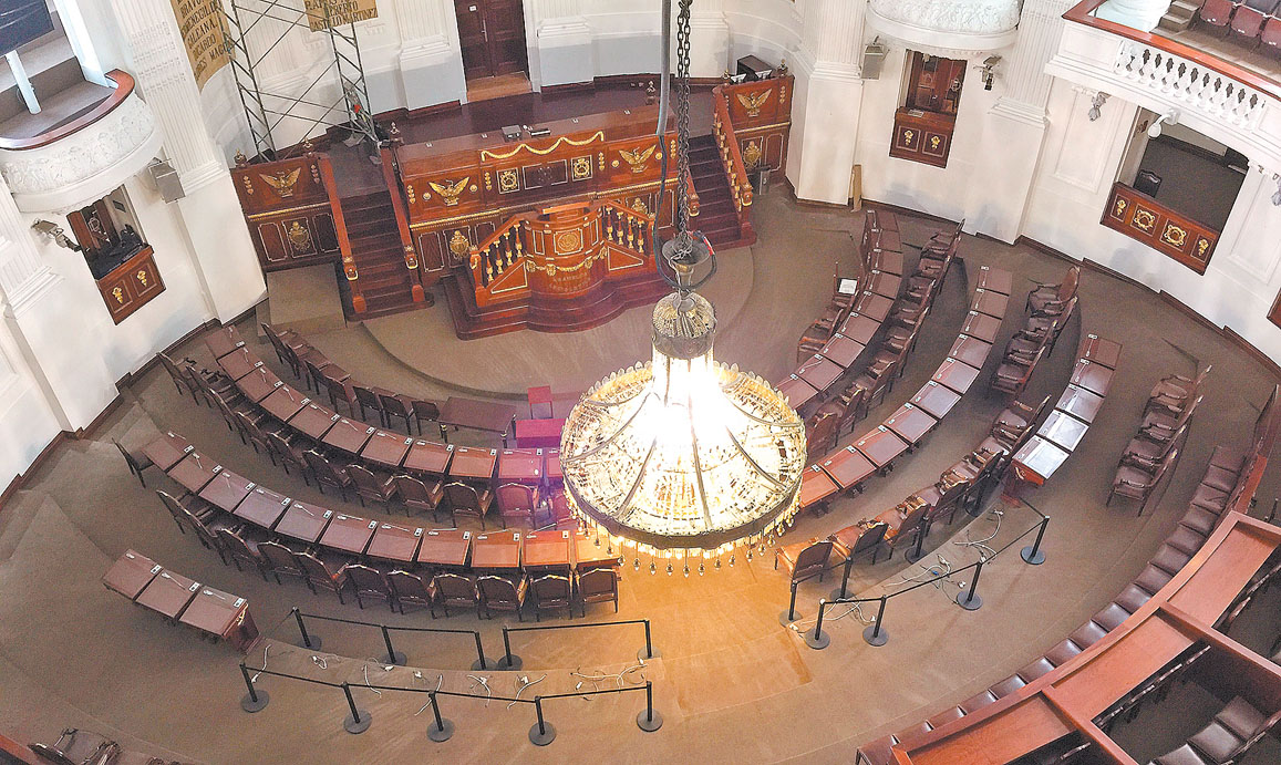 El candelabro del salón de plenos fue descolgado para su mantenimiento. (Cinthya Stettin)