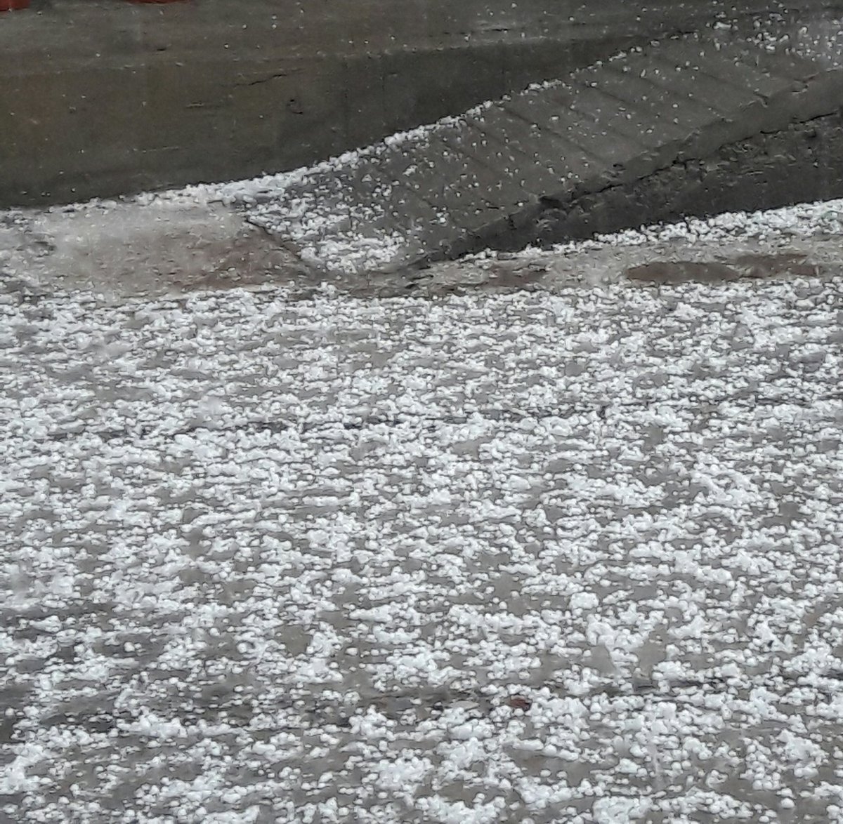 Granizo en la delegación Tláhuac. (Twitter: @Yolotloax)