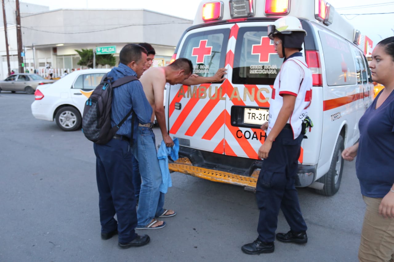 3 hombres tuvieron que ser trasladados a un hospital. (Armando Moreno)