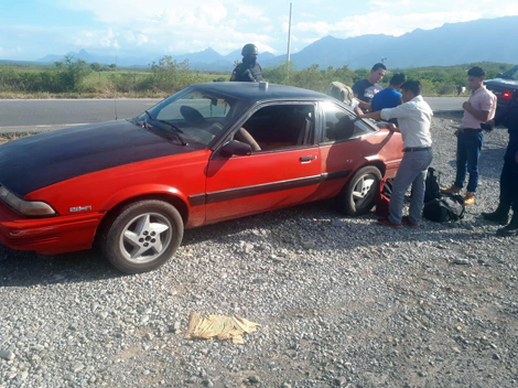 Ilegales retenidos en Iturbide, Nuevo León. (Foto: Brígido Aguilar)