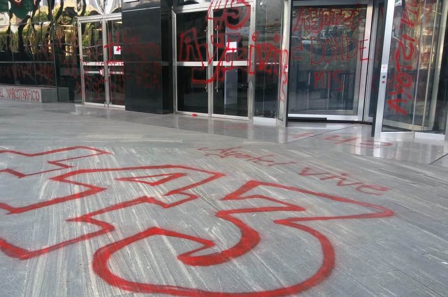 Los manifestantes realizaron pintas en las oficnas de la PGR. (César Velázquez)