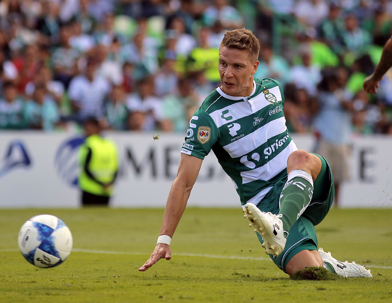El ataque de Santos con Julio Furch y Jonathan Rodríguez está funcionando. (Saúl González)