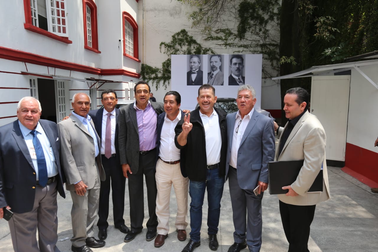Ex beisbolitas como Martín Terrazas ,Rubén Esquivias, Fernando Remes, Alfredo Ortiz y Jesús Ríos se reunieron con AMLO. (Javier Ríos)