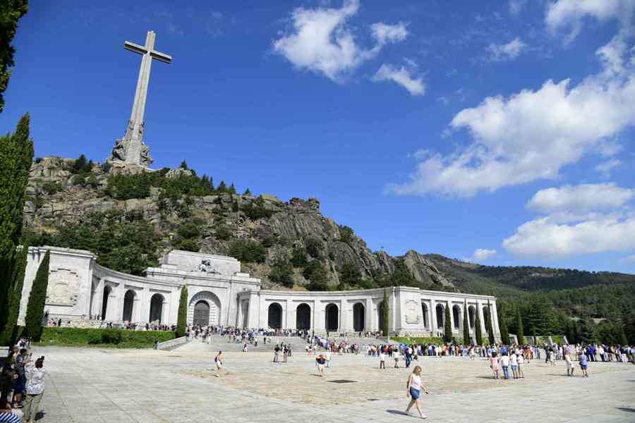 El gobierno español pretende retirar los restos de Franco del Valle de los Caídos. (AFP)