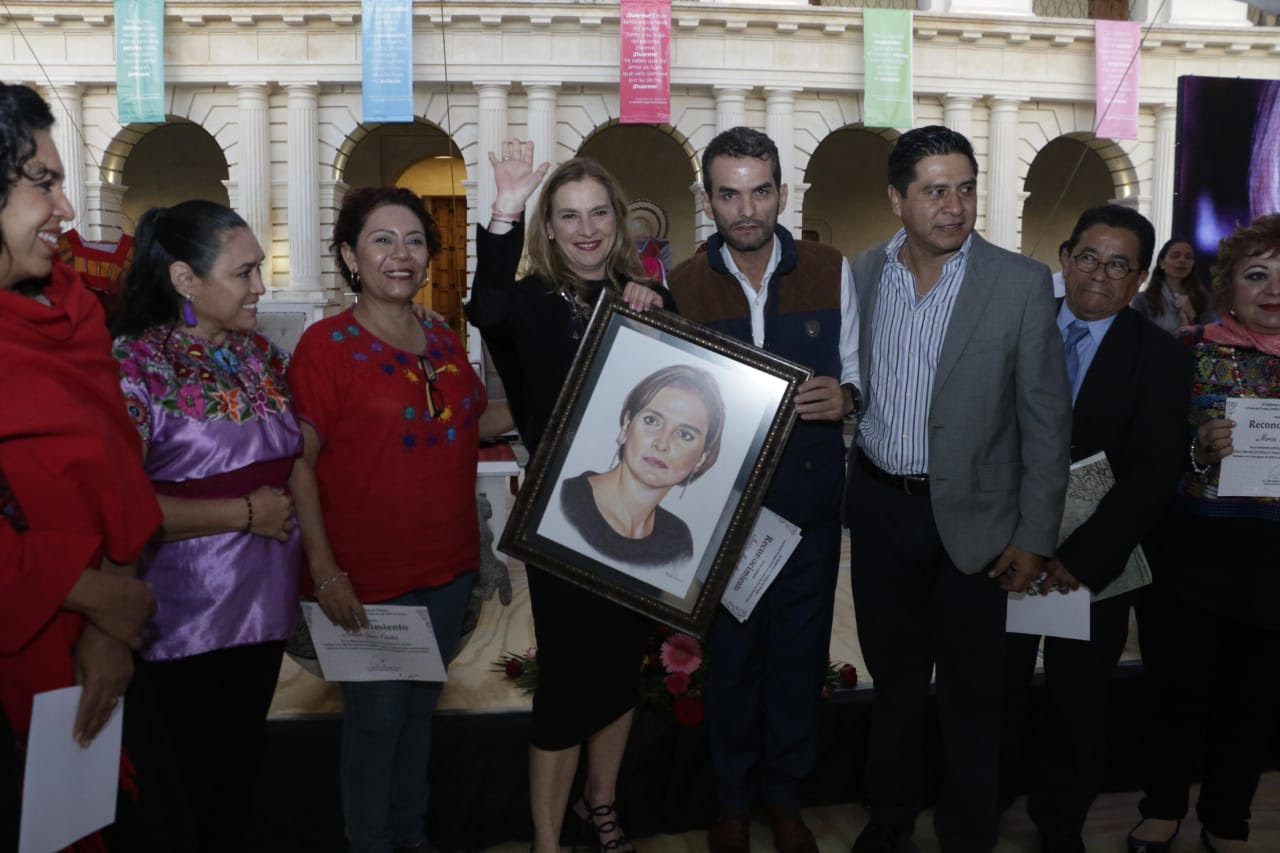 Gutiérrez Müller compartió lecturas con otras poetas y personas que asistieron al evento cultural (Especial).