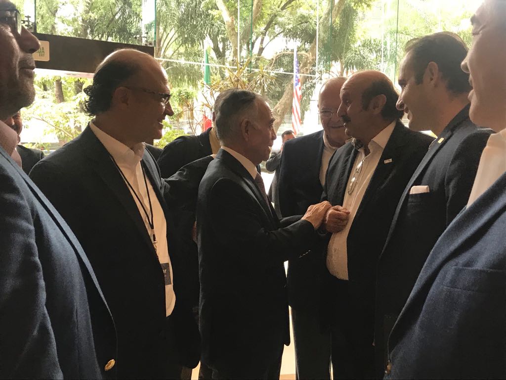 Un nutrido grupo de empresarios locales recibió, en la puerta del hotel sede del encuentro, a Alfonso Romo (Elsa Martha Gutiérrez)