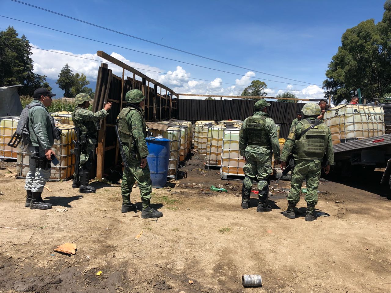 En un operativo en conjunto, Sedena y SSP aseguraron más de 50 mil litros de combustible de procedencia ilícita en San Martín Texmelucan (Especial)
