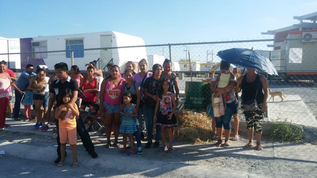 Los padres de familia protestaron a las afuera de las escuelas. (Foto: Zyntia Vanegas)