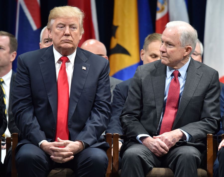 El presidente de Estados Unidos, Donald Trump, y el fiscal general, Jeff Sessions. (AFP)