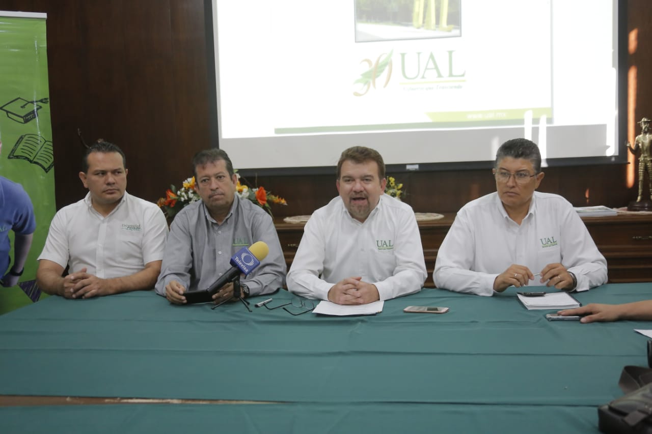 El rector mencionó que entre otras actividades, estará la de un billete conmemorativo en la Lotería Nacional. (Saúl González)