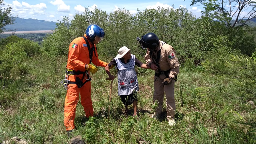 Rescatan a “abuelita” en sierra de Atoyac. (Cortesía)