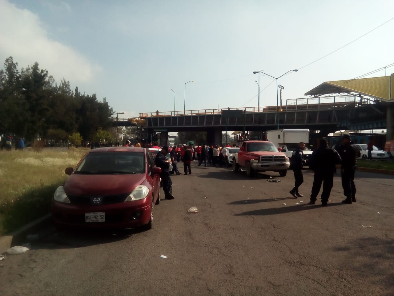 Los taxistas bloquean de manera intermitente, la Avenida Central, a la altura del Metro Nezahualcóyotl. (Iván Ramírez)