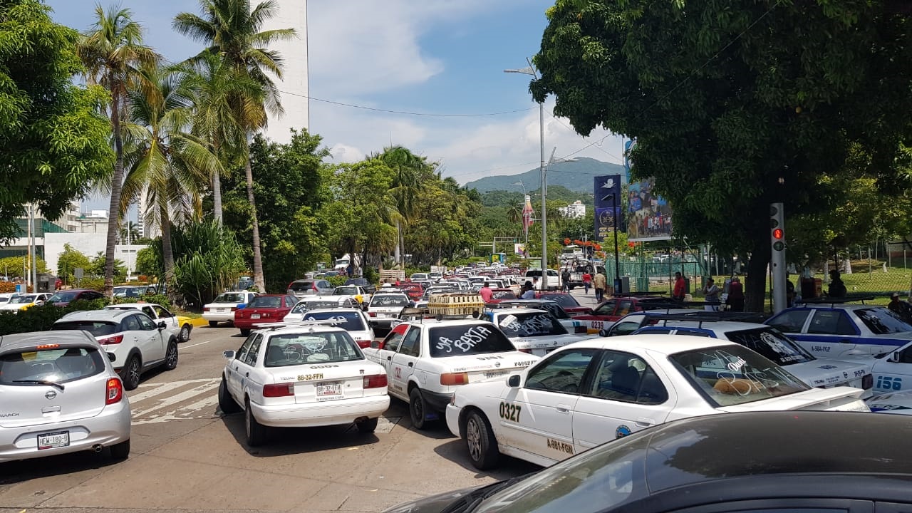 Los taxistas bloquearon la Costera Miguel Alemán con cerca de 300 unidades. (Javioer Trujillo)
