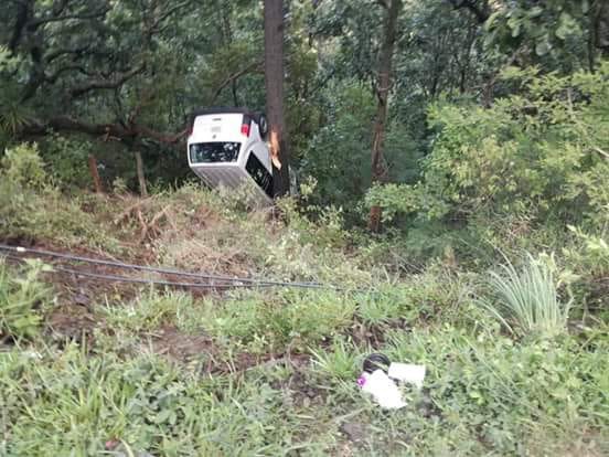 La camioneta quedó volcada en las inmediaciones de la vialidad. (Óscar Rodríguez)