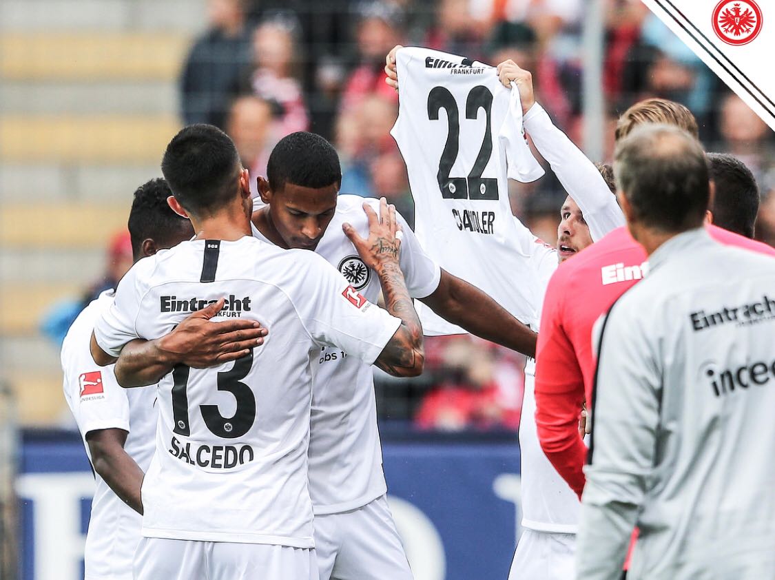 El Eintracht Frankfurt de Carlos Salcedo debutó con triunfo (Twitter @eintracht_esp)