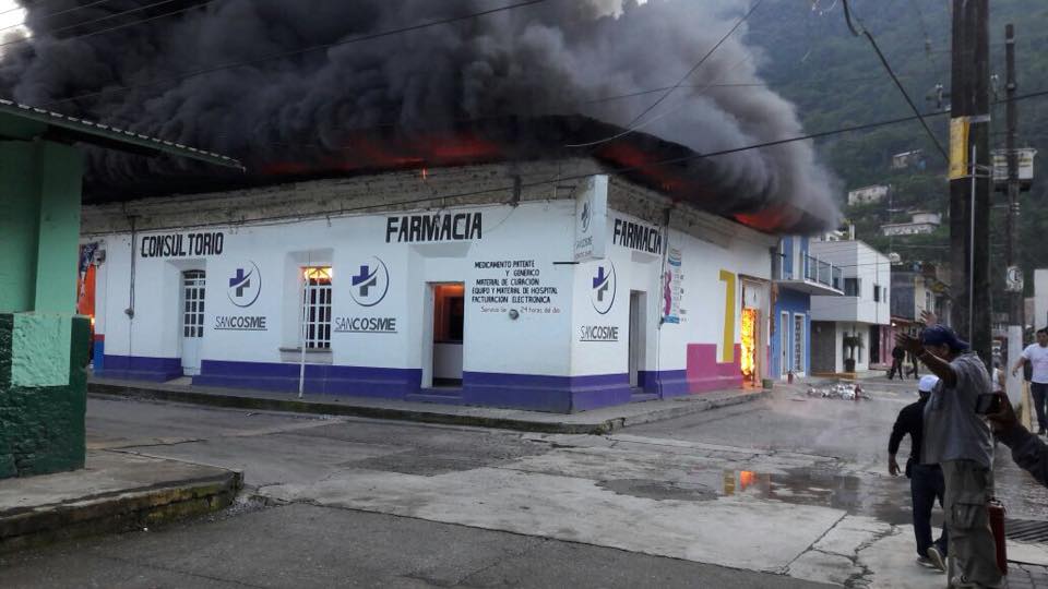 El fuego alcanzó varios establecimientos, entre ellos, una farmacia. (Isabel Zamudio)