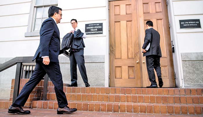 Ildefonso Guajardo a su llegada a las negociaciones con funcionarios estadunidenses en Washington.