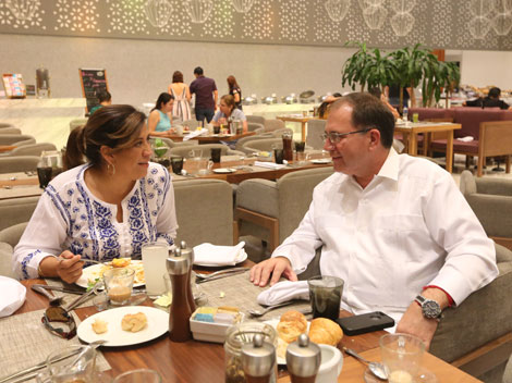 Judith Diaz y el alcalde Luis Fernando de la Garza, alías “El Dragón”. (Foto: Leonel Rocha)