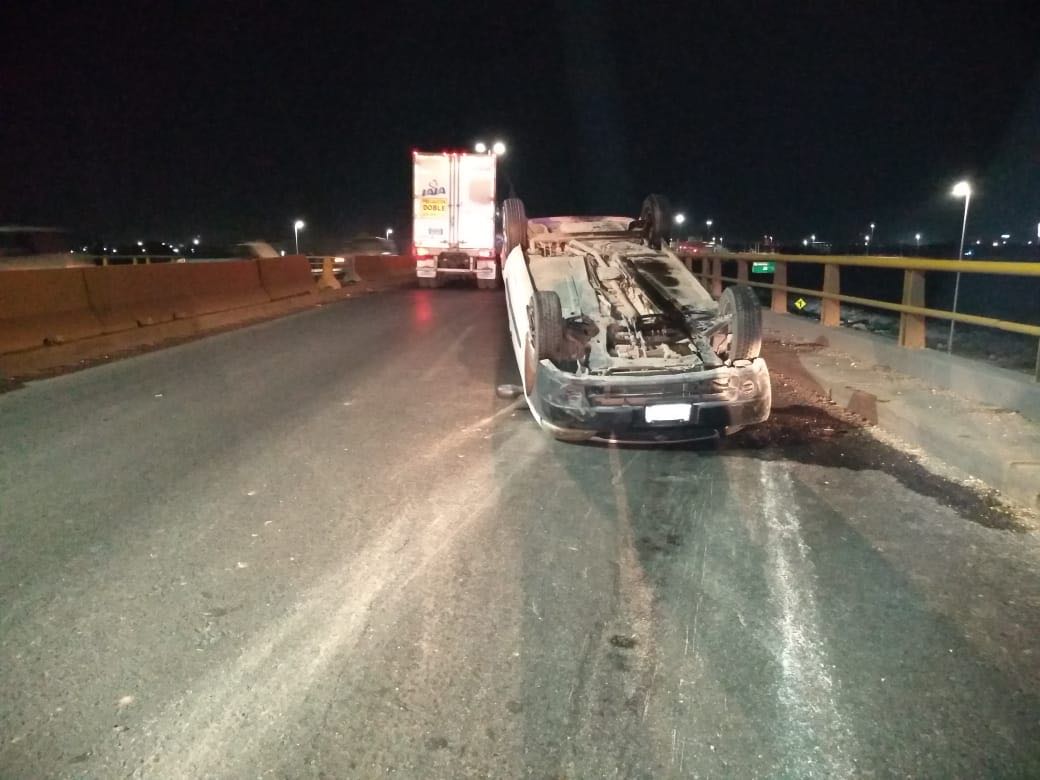 La volcadura ocurrió a las 11:00 de la noche de ayer viernes. (Especial)