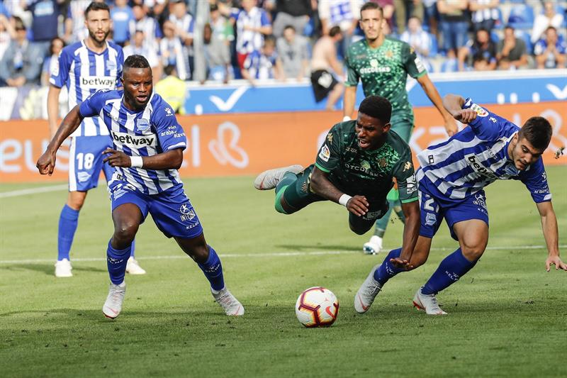 El Real Betis, donde milita el mexicano Andrés Guardado, empató a ceros contra el Alavés (EFE)