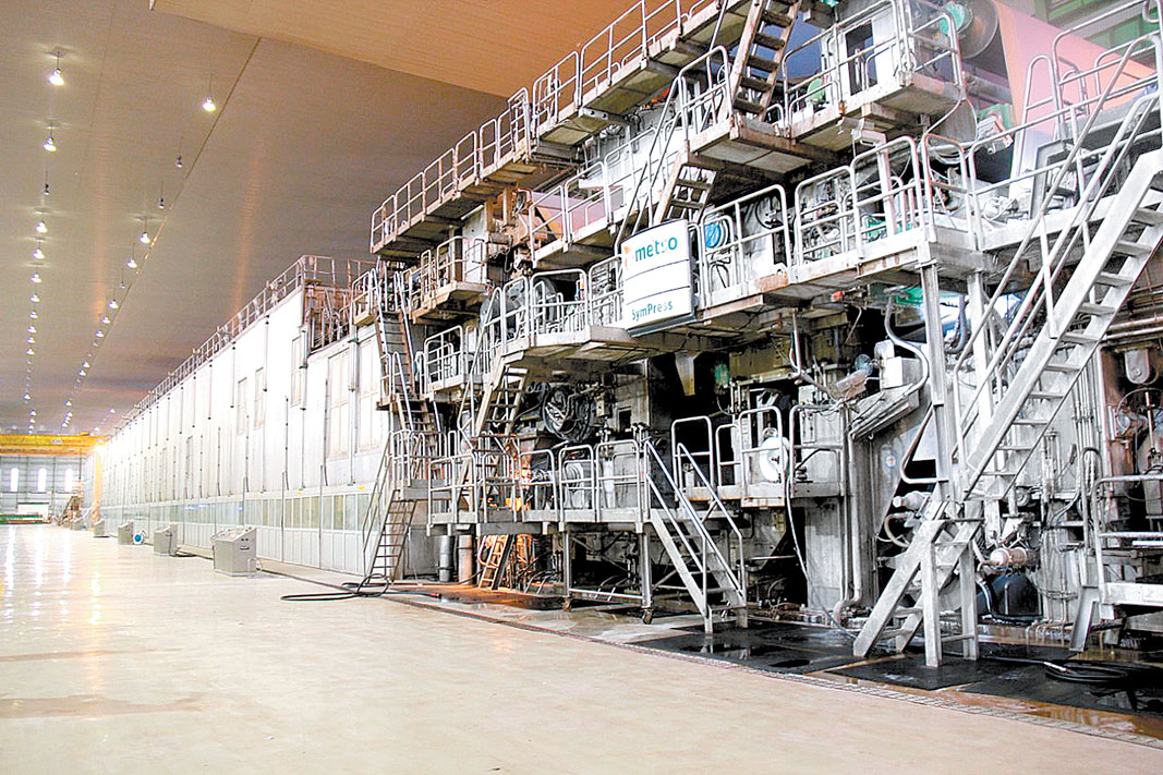 Anualmente la compañía fabrica alrededor de 20 mil millones de toneladas de papel.  (Especial)