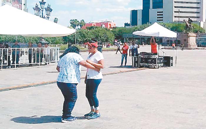 Ni el calor impidió que dos chicas se pusieran a bailar en medio de la plaza.
