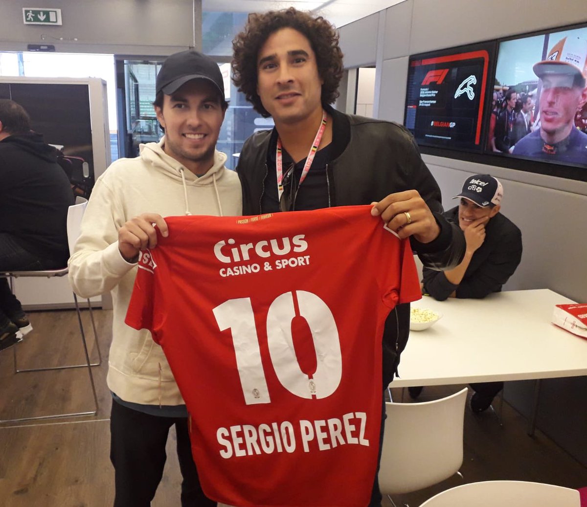 'Checo' Pérez y Guillermo Ochoa (Twitter @Standard_RSCL)