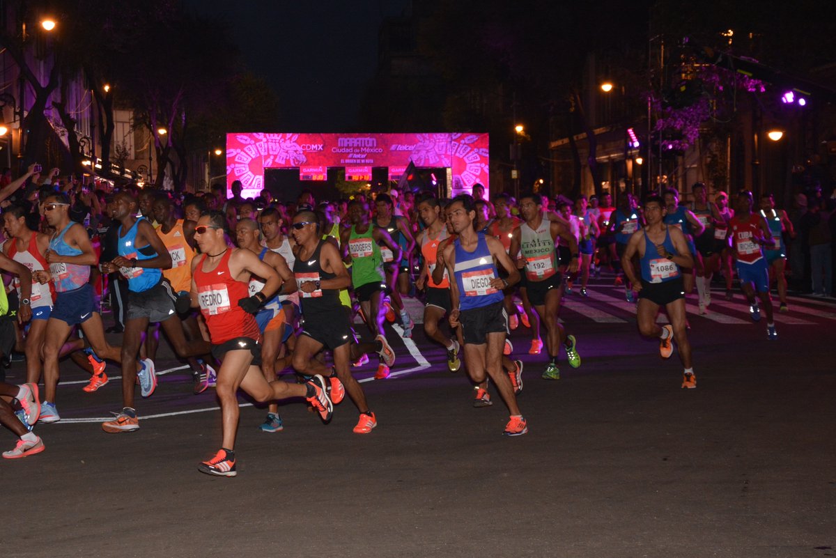 Los corredores del Maratón CdMx arribaron al Zócalo capitalino, donde fue el punto de salida de la 36ª edición de esta justa deportiva. (@GobCDMX)