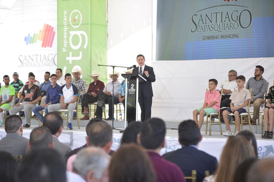 El Gobernador reiteró su reconocimiento al trabajo realizado por el alcalde Albino Ponce Barrón en estos dos años. (Especial)