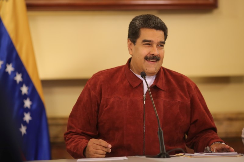 Maduro explicó que las láminas estarán "selladas y clasificadas", y se expenderán con una etiqueta con la firma del Libertador Simón Bolívar. Reuters