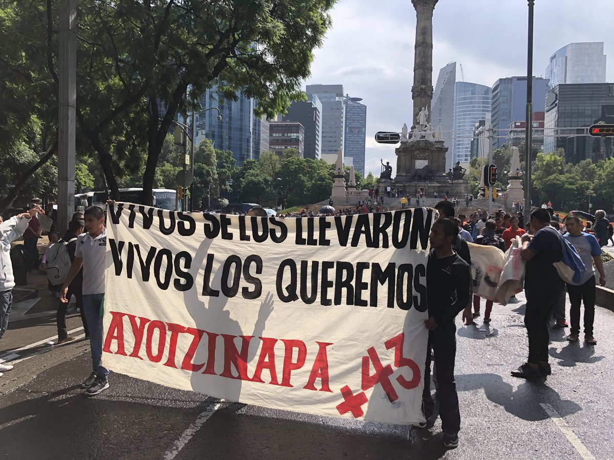 La marcha es por los tres años 11 meses de la desaparición de los normalistas. (Twitter: @argeliaguerrero)