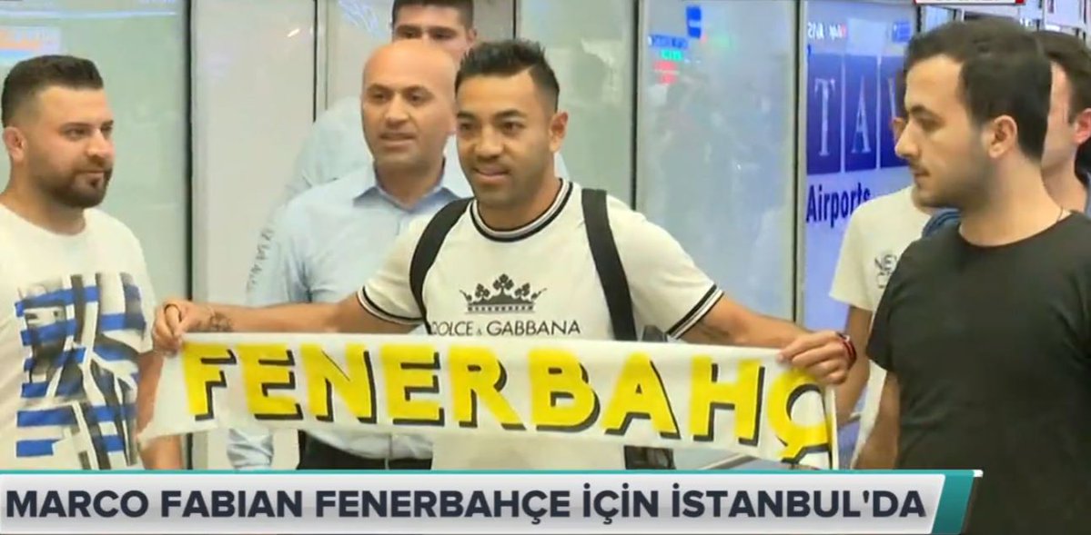 Marco Fabián posó con los colores del Fenerbahc en Turquía (Twitter @HBK_Obradovic)