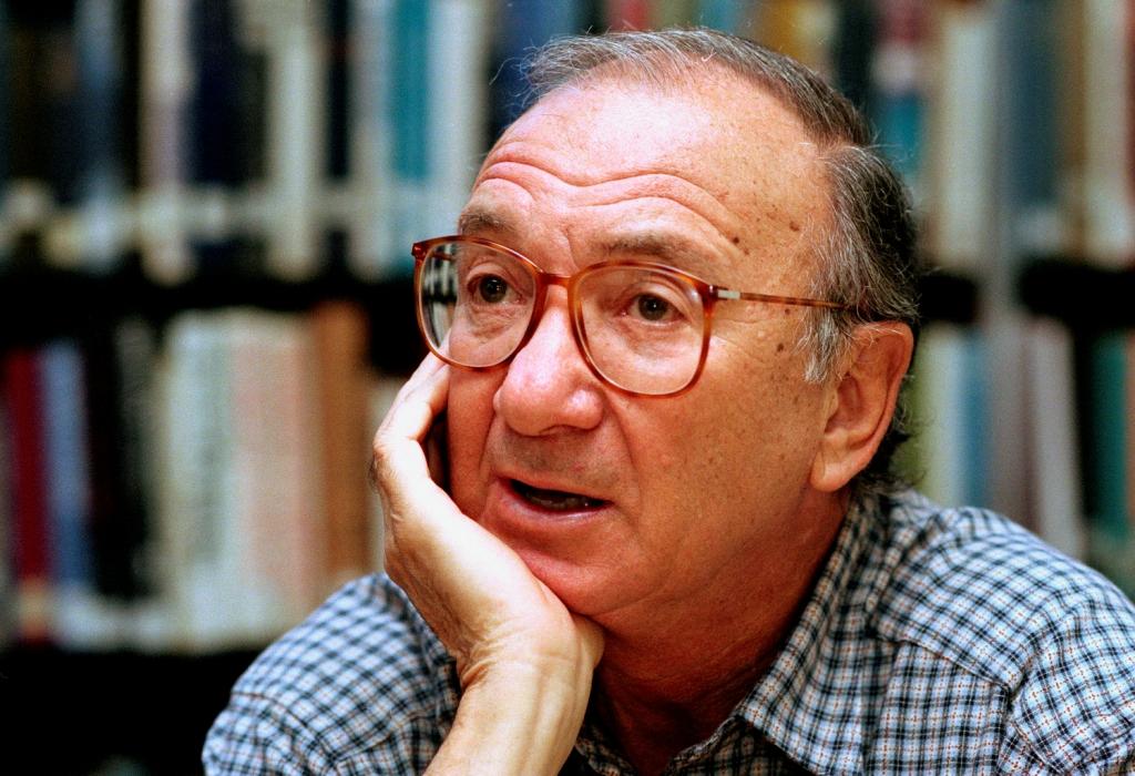 Neil Simon nació el 4 de julio de 1927 en Nueva York. Estudió brevemente en las universidades de Nueva York y Denver, para posteriormente entrar al ejército en 1946. Su hermano Danny le motivaba a escribir aunque estuviera lejos.