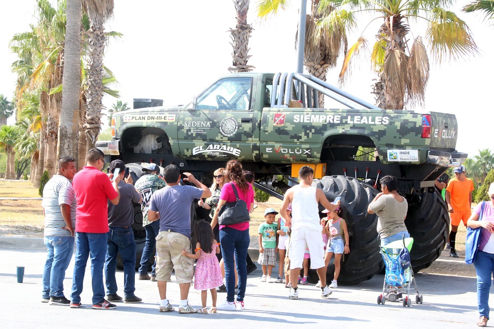 Se preparó una exposición de vehículos militares, incluyendo una camioneta tipo "Monster". (Raúl Palacios)