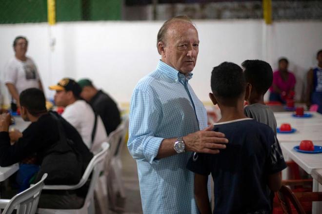 El sacerdote español Jesús Boadilla, en el comedor donde acoge a los venezolanos en Pacaraima (Brasil). AFP