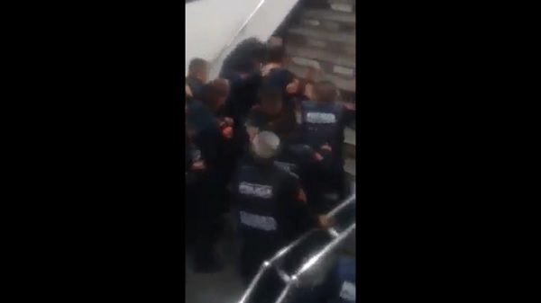 En un video que circula en redes sociales se observa a un grupo de policías que golpea a un hombre.