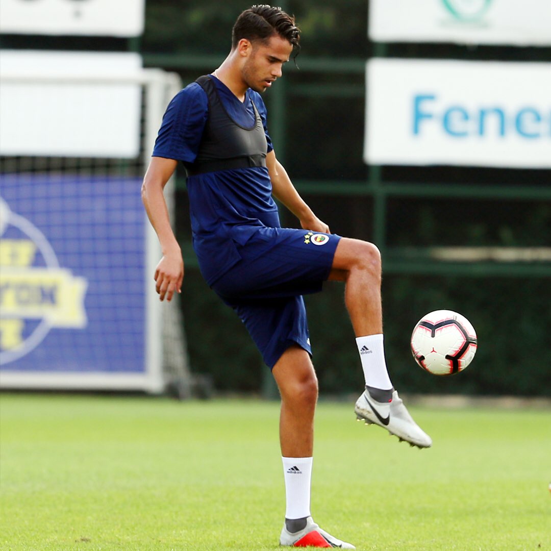 Diego Reyes ya entrena con el Fenerbahce (Twitter @Fenerbahce)