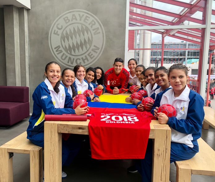 James Rodríguez convive con futbolistas colombianas en Alemania (Twitter @CancilleriaCol)